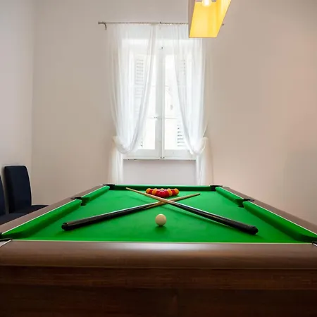 House 4br, 3ba With Rooftop Lounge & Billiard Table Holiday home *