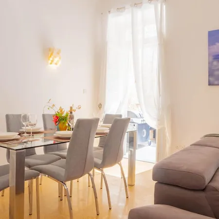 House 4br, 3ba With Rooftop Lounge & Billiard Table Holiday home