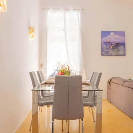 House 4br, 3ba With Rooftop Lounge & Billiard Table Holiday home Sliema